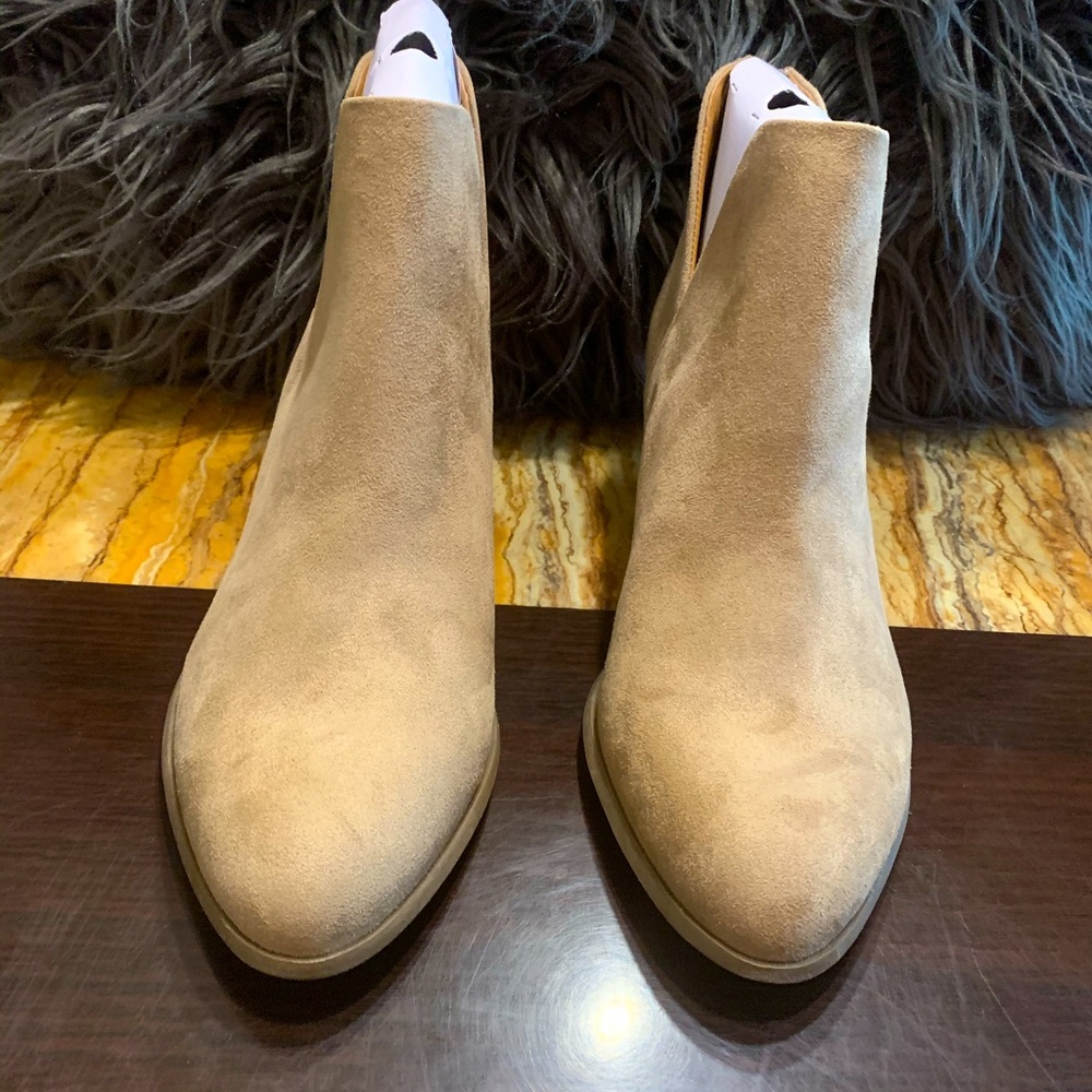 SO brand color taupe heeled boots.